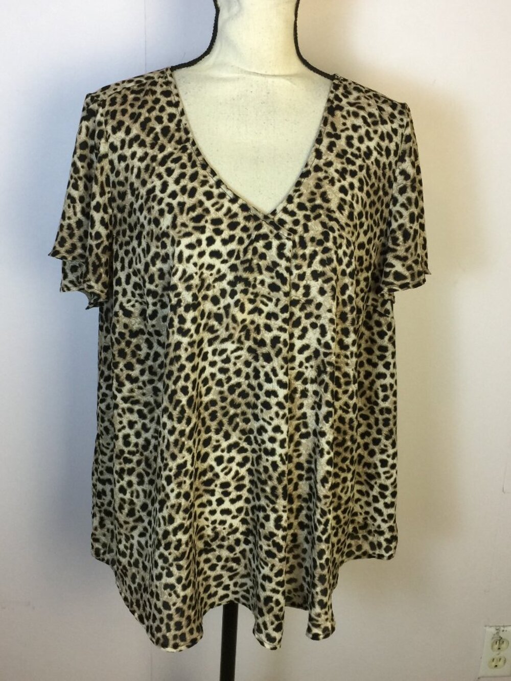 Torrid Blouse Top 1X Womans Plus Black Beige Leopard Print Short Sleeve V-Neck
